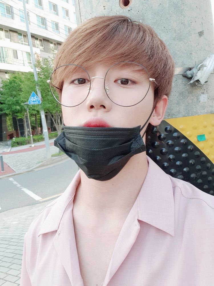 day 77, march 17thlee jangjun➪ golden child - main rapper, vocalist➪ bias - regularYes you Finally made your way into my bias list smh i thought i could have One bias in a group again but YOU HAD TO COME IN AND WRECK THE LIST. ... z ()-) well anyways i fuckin love u