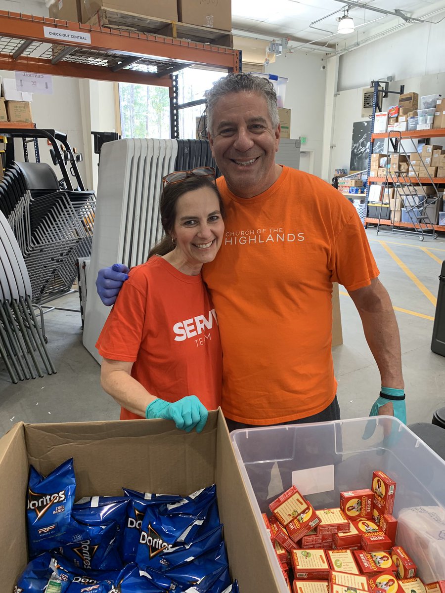 AuburnCityEdu's tweet photo. In partnership w/Auburn Dream Center &amp; community support, ACS is assisting those in need w/family-meal boxes 💙👀MORE: https://t.co/oWFQauql9y https://t.co/tW4KPT4yIr