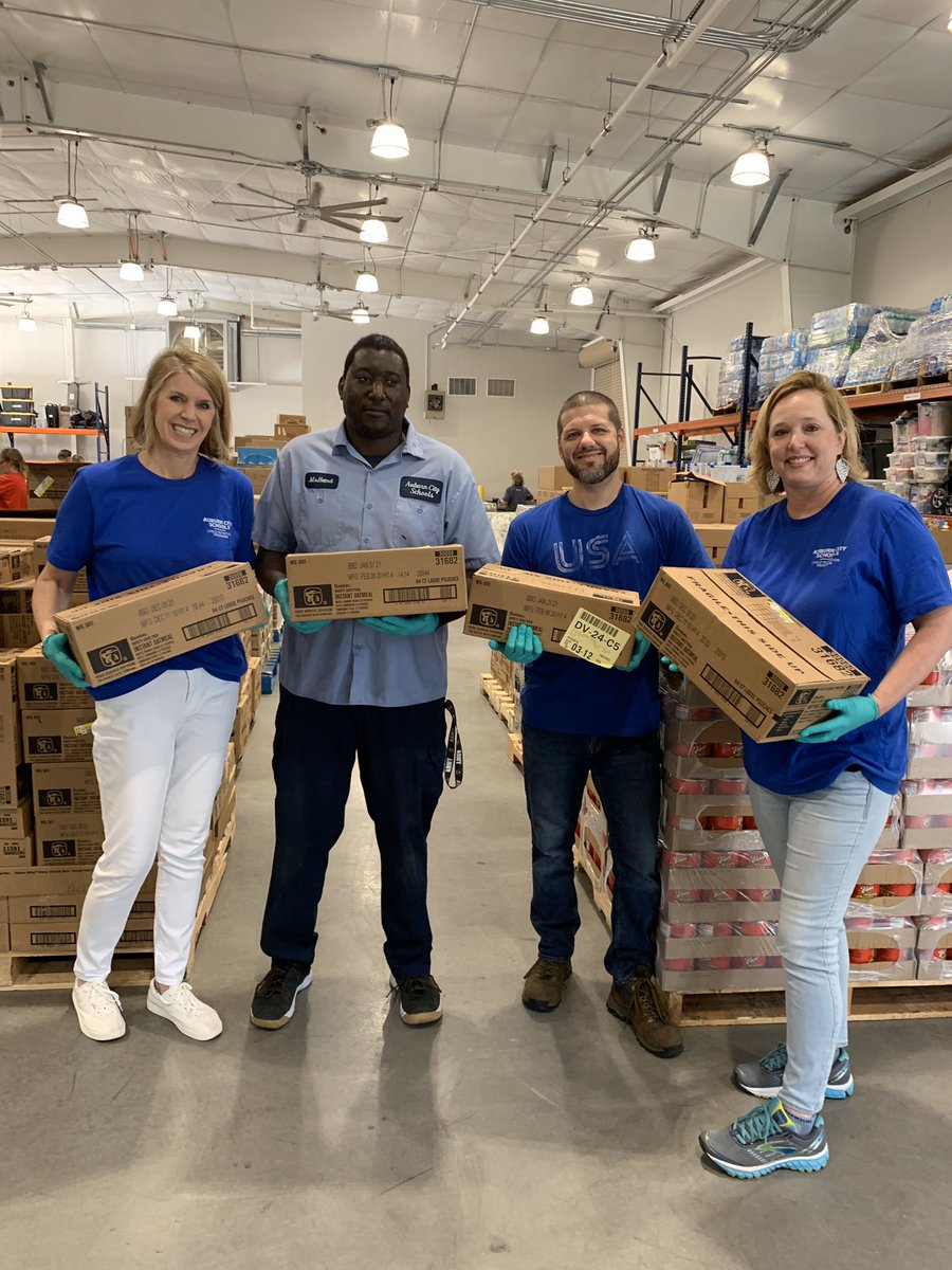 AuburnCityEdu's tweet photo. In partnership w/Auburn Dream Center &amp; community support, ACS is assisting those in need w/family-meal boxes 💙👀MORE: https://t.co/oWFQauql9y https://t.co/tW4KPT4yIr