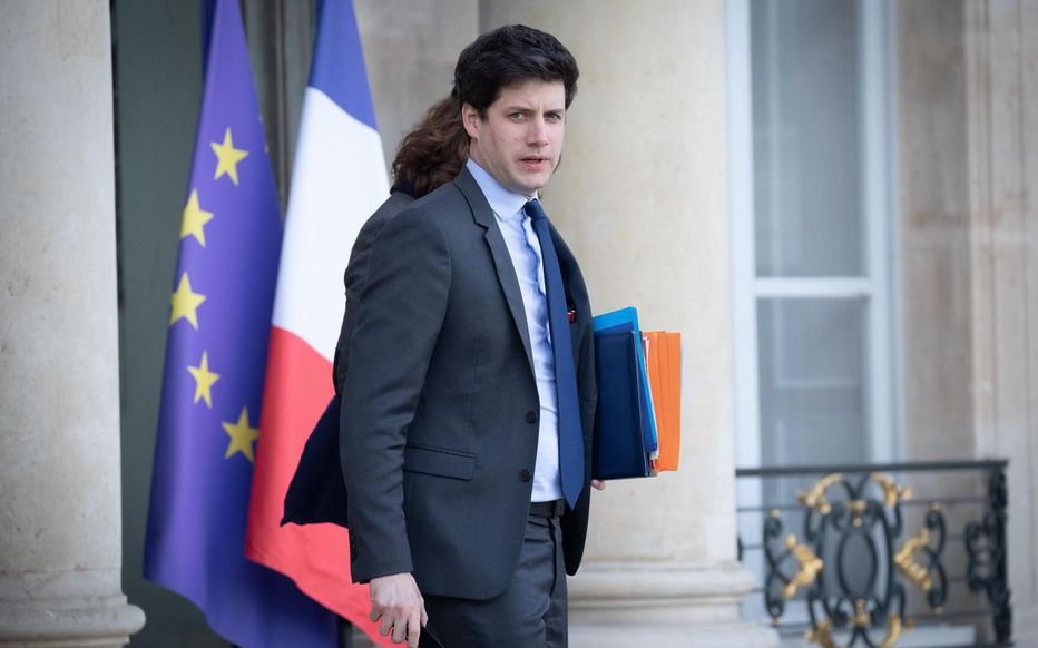 le_Parisien's tweet photo. Le ministre du Logement Julien Denormandie annonce que "50 premières chambres d'hôtel individuelles seront ouvertes" dès ce soir pour les SDF. 

"La solidarité ne doit pas être victime du COVID-19"
>  https://t.co/bm0mgZv9KP https://t.co/UwrJROSlgg