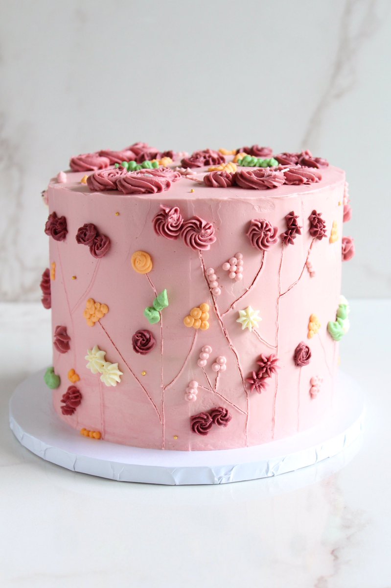 HannahJBakes's tweet photo. Ahh, the last cake I baked with eggs...😅 I was asked by my friend to make a cake to celebrate her lovely mum’s 60th last weekend🍾 I wanted to do something pretty and spring-like so decided to have a go at an @aliceandrosa inspired design - so fun to do! https://t.co/SmJlBUk3z1
