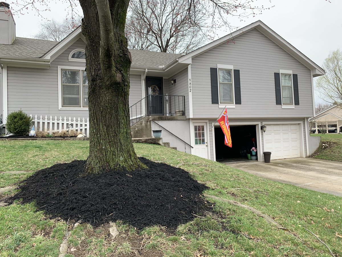 CoachBennaka's tweet photo. Athletes, looking for a quarantine workout? Grab some mulch, a shovel and a wheelbarrow. 

Ask Mom where she wants it and have at it. You’ll burn about 2,000 calories, get to enjoy some quality family time and you’ll make Mom happy. 

Everybody wins. 🤙🏻 https://t.co/edSmHssfsl