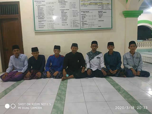 AhmadSyamsulHa1's tweet photo. Wong seng bahagio iku wong sing biso bersyukur sekabehane ni'mat songko peparinge gusti.
#cahrp #tribhaktiattaqwa #kyai #santrinu #aislampung #santeri https://t.co/moGBsdxYGc https://t.co/pn6V457Zds