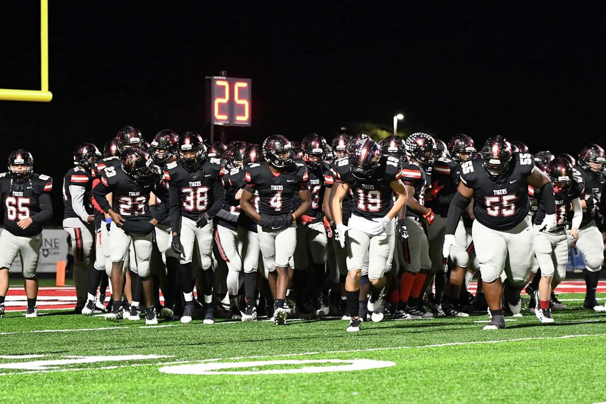 coach_jcurtis's tweet photo. I miss my team!.....Find a way to get some work in, and once the quarantine is lifted we will get back on the beautiful Grind! We have some big plans!!! #BeSafe #ManyMindset🏆 #MissMyBoys https://t.co/TFxEsUMssO