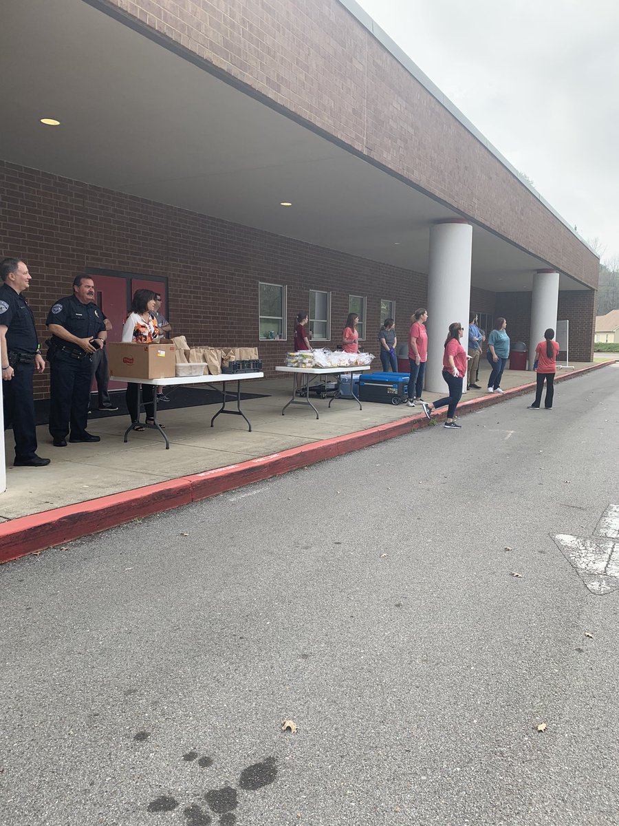 mandilogan's tweet photo. This amazing crew fed approximately 150 kids today!!! Way to go @tcshuskies https://t.co/2J33VYbrAs