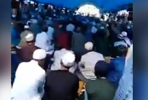 501Awani's tweet photo. Rakyat Malaysia dipercayai sertai perhimpunan tabligh di Sulawesi
#AWANInews #AWANI745 
https://t.co/SGqmladhbv https://t.co/HrWL76wLIh