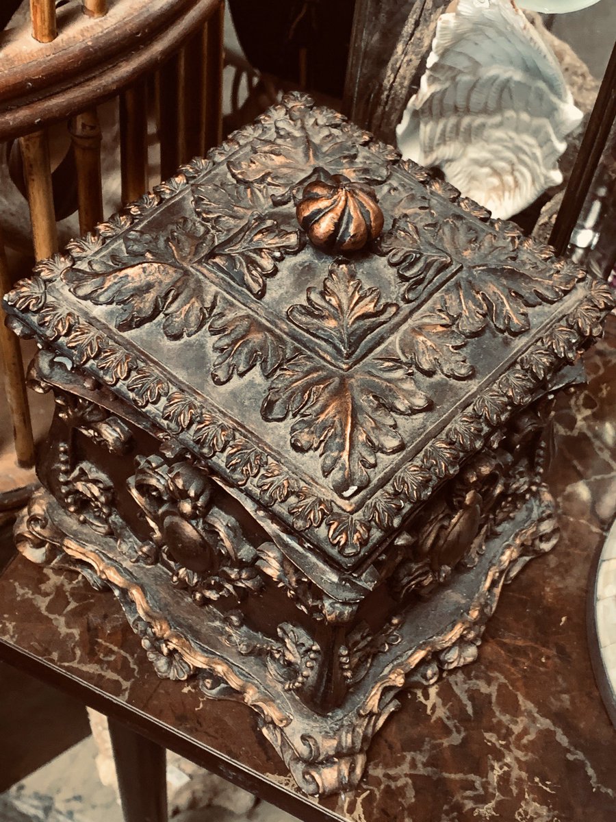 ElPasoOddities's tweet photo. Another rainy day here though lots of interesting items for your home. Statement pieces of you will. Like this trinket box. Ready to be placed on the end table. Perfect for 420 connoisseurs. #oddities #curiosities #elpaso #trinketbox #gothdecor https://t.co/0ttqYQUhBJ