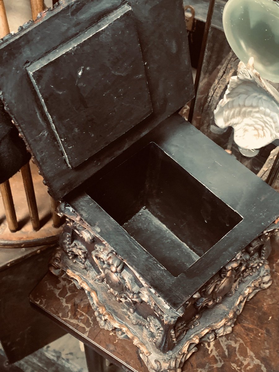 ElPasoOddities's tweet photo. Another rainy day here though lots of interesting items for your home. Statement pieces of you will. Like this trinket box. Ready to be placed on the end table. Perfect for 420 connoisseurs. #oddities #curiosities #elpaso #trinketbox #gothdecor https://t.co/0ttqYQUhBJ