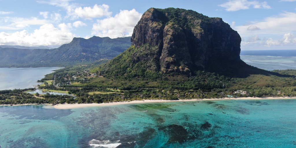 BeachcomberES's tweet photo. Le Morne se compone de una sola roca basáltica, y destaca por su cumbre de más de medio kilómetro sobre el nivel del mar. 🙆⛰️ https://t.co/WTB6IARoy4 https://t.co/ZNHTTl6Tf3