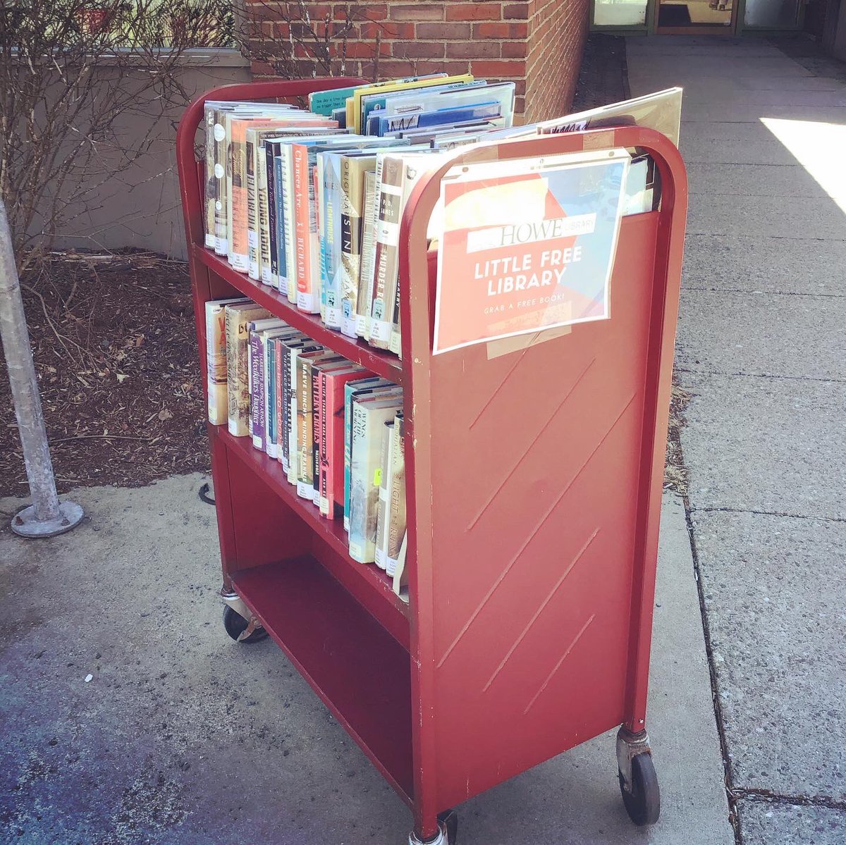 howelibrary's tweet photo. Hi All! 👋 We’re still working on ways to serve you during these social distancing times; please stay tuned. If you’re out for a walk downtown, take a look at our impromptu #LittleFreeLibrary. #HanoverNH #HoweLibrary #KeepCalmAndKeepReading https://t.co/SsgVTwV3Dt