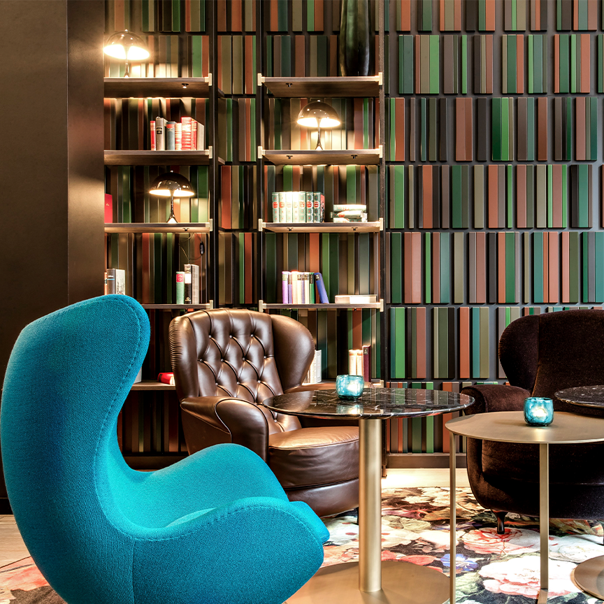 MotelOne's tweet photo. If this #lounge isn’t by the #book, we don’t know what is. As the concept of #MotelOne Frankfurt-Römer centres on the book as a medium, our #designers gave it a charming library atmosphere. Grab a tome and feel at home! #motelonefrankfurt #designhotel #onelounge https://t.co/HySAtTDlwB
