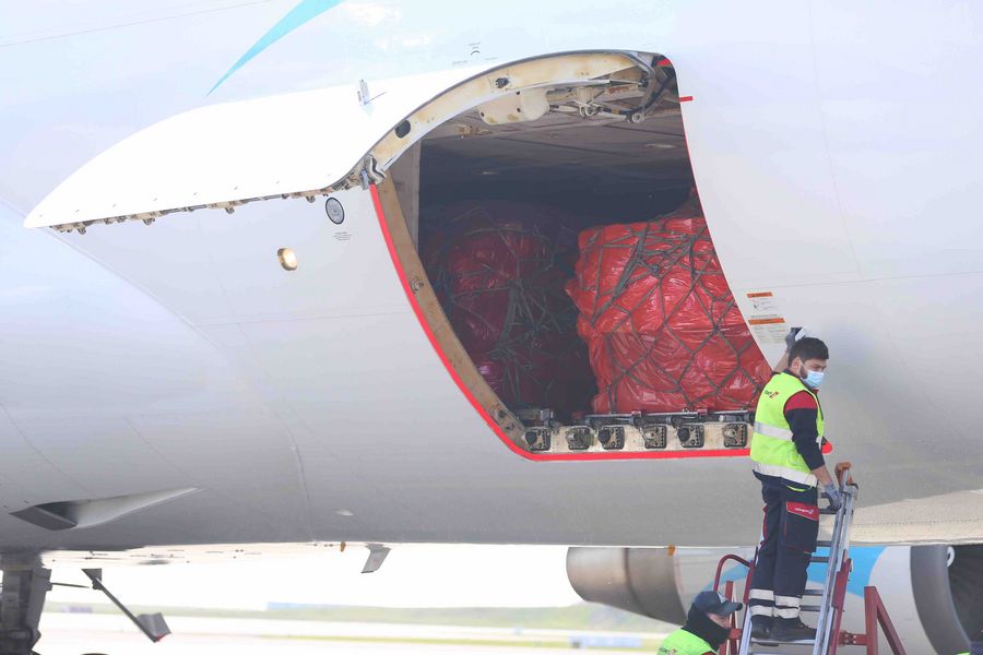 PDChina's tweet photo. A batch of 1 million face masks mobilized by Chinese charities were flown in Belgium on Wednesday en route to #France to help combat the spread of #COVID19. #CoronavirusPandemic https://t.co/0FBIzFZt2R