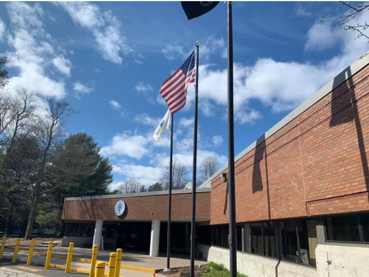 SShoreCharterPS's tweet photo. Sample schedules for distance learning as well as meal and internet information may be found in today's Weekly Update - https://t.co/W36WbCIspp #sscps #southshorecharter #masscharters #EdThatAddsUp https://t.co/BSpciTfpPP