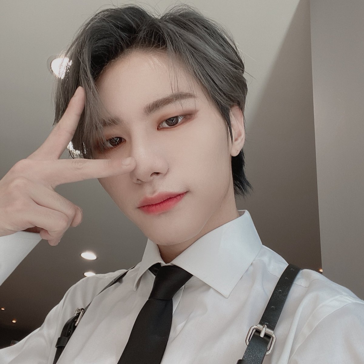 ㅤ 👔 · ρerformαnce clothıng ♡ #updɑtə ρhoto
ㅤ╱🎤 : 오늘 브이앱도 즐거웠길 바라요!!이번주도 화이팅!!💙💛⌡

🖱tɑgs：#vıcton #sınger #ρomρeıı