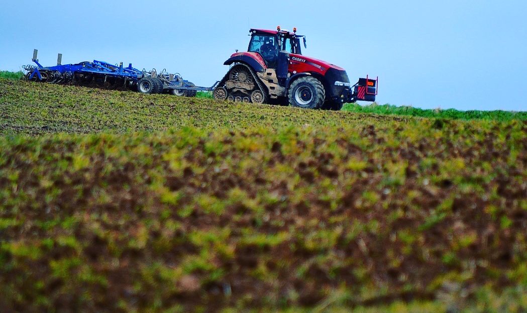 farmphotodorset's tweet photo. @CaseIH_UK_IRE Magnum 380 CVX & Köckerling cultivator in Dorset. #backbritishfarming #cnhindustrial #caseih #caseihmagnum #kockerling #cultivation #farm #agriculture #clubhectare #nfu #farmphoto #dorset @Case_IH @CNHIndustrial @GCSagri @NFUCountryside @NFUDorset https://t.co/g3S8NO6Txn