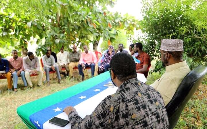 jubastatehouse's tweet photo. Madaxweyne Axmed Maxamed Islaam ayaa la kulmay Dhalinyarada ku nool Magaalada Afmadow ee Gobolka Jubbada Hoose.

Kulankan ayaa ahaa mid diirada lagu saarayay sidii dhalinyarada looga caawin lahaa baahiyaha shaqo iyo sidii fursado loogu abuuri lahaa.

@jubastatehouse 

#Wadatashi https://t.co/fw4ksHKZZS
