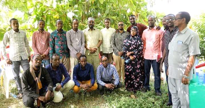 jubastatehouse's tweet photo. Madaxweyne Axmed Maxamed Islaam ayaa la kulmay Dhalinyarada ku nool Magaalada Afmadow ee Gobolka Jubbada Hoose.

Kulankan ayaa ahaa mid diirada lagu saarayay sidii dhalinyarada looga caawin lahaa baahiyaha shaqo iyo sidii fursado loogu abuuri lahaa.

@jubastatehouse 

#Wadatashi https://t.co/fw4ksHKZZS