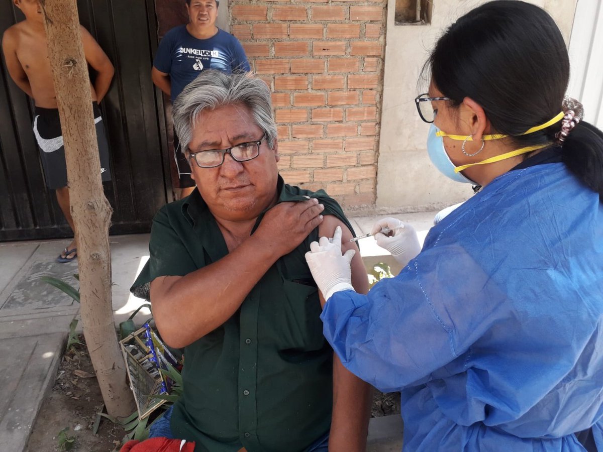 Minsa_Peru's tweet photo. EN SIMULTÁNEO | Equipos de inmunización del #Minsa recorren casa por casa para vacunar contra el neumococo a adultos mayores en San Martín de Porres, Villa El Salvador, Manchay y otras zonas con el objetivo de evitar su exposición al coronavirus #COVID19. #YoMeQuedoEnCasa https://t.co/RGxdxB41r6