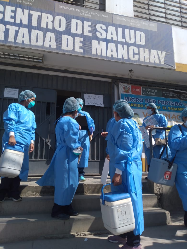 Minsa_Peru's tweet photo. EN SIMULTÁNEO | Equipos de inmunización del #Minsa recorren casa por casa para vacunar contra el neumococo a adultos mayores en San Martín de Porres, Villa El Salvador, Manchay y otras zonas con el objetivo de evitar su exposición al coronavirus #COVID19. #YoMeQuedoEnCasa https://t.co/RGxdxB41r6