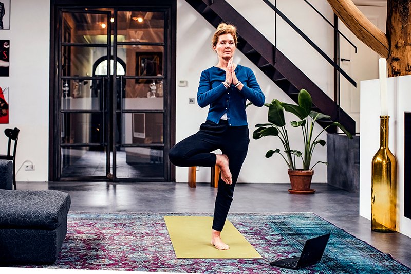 Het coronavirus heeft ons leven behoorlijk op z'n kop gezet. We moeten bijna allemaal thuis werken of blijven en naar yoga gaan kan ook niet. Met Yogatv kun je gelukkig thuis lessen volgen. Lukt het jou om thuis yoga te doen? Vul de poll in op onze site! bit.ly/poll-yogatv