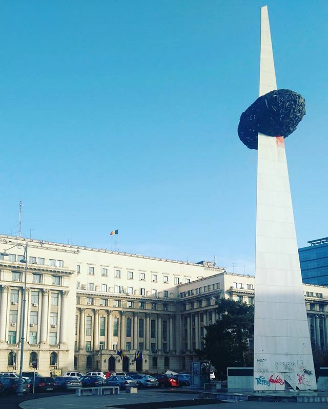 InitiaticV's tweet photo. #UnJourUnLieu ce second jour de confinement nous emmène à la seconde lettre de l'alphabet... Même si le voyage ✈️est virtuel, on s'envole pour Bucarest 🇷🇴 pour découvrir le lieu du dernier discours de Ceaușescu.
Ce lieu fort de la lutte pour la liberté représente un beau sym… https://t.co/162GdMRpn0
