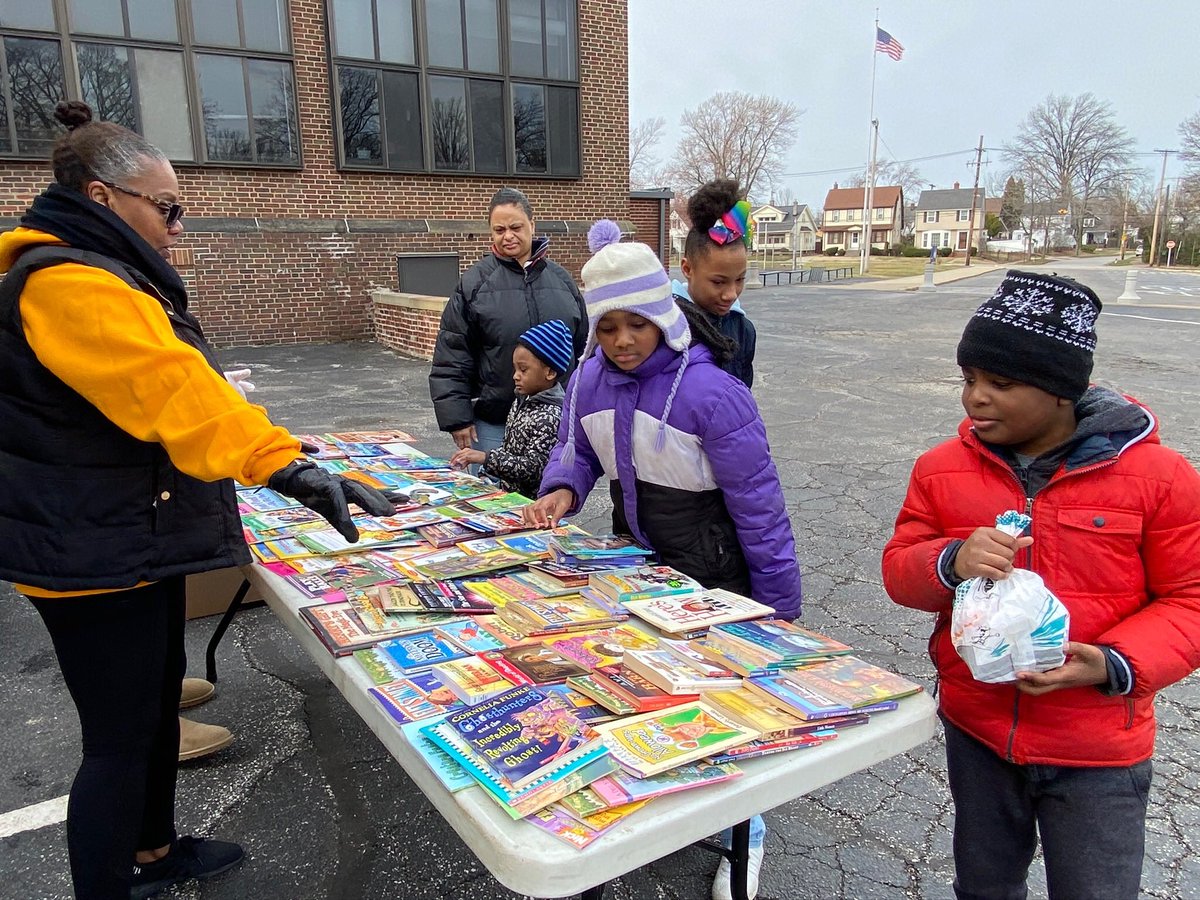 y_wallacechuh's tweet image. Media Ancillaries on the move 🚗 📚 We were at @CHUHOxford today during Grab and Go Breakfast/Lunch giving books away to students and their families from the trunk of our cars. Thanks to @KidsBookBank we’re able to get books in students hands and homes.
