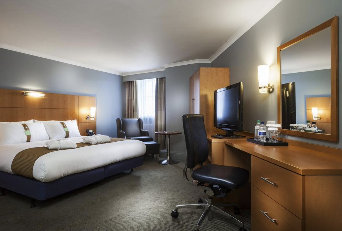 Need to work from home but don't have the resources? We can transform our bedrooms into your own person office space, including:

🌟Free WiFi
🌟A spacious desk
🌟An en-suite bathroom
🌟Tea and coffee facilities

📞0871 9429113 to book your office space! 😊