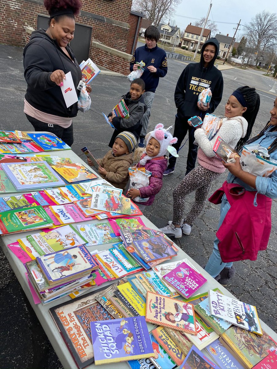y_wallacechuh's tweet image. Media Ancillaries on the move 🚗 📚 We were at @CHUHOxford today during Grab and Go Breakfast/Lunch giving books away to students and their families from the trunk of our cars. Thanks to @KidsBookBank we’re able to get books in students hands and homes.