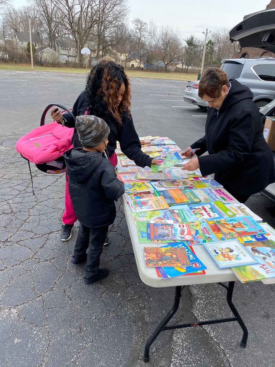 y_wallacechuh's tweet image. Media Ancillaries on the move 🚗 📚 We were at @CHUHOxford today during Grab and Go Breakfast/Lunch giving books away to students and their families from the trunk of our cars. Thanks to @KidsBookBank we’re able to get books in students hands and homes.
