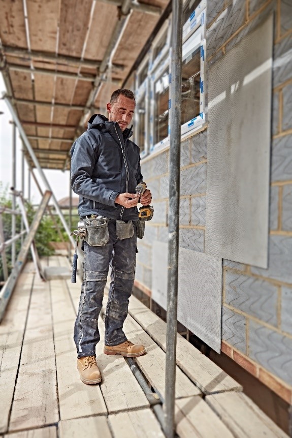 Our Winter Softshell with the detachable hood is ideal for the unpredictable weather and has a high level of waterproof capability for heavy rain whilst the fit is designed to move around easily without the bulkiness! 

dickiesworkwear.com/uk/dickies-win…