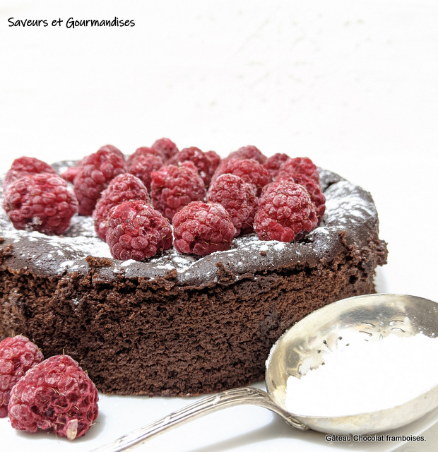 Nadjibella's tweet photo. Restons chez nous, soyons attentifs envers nos proches, nos voisins et partageons attentions et gourmandises...
Un gâteau très chocolat aux framboises , facile à faire .
La recette : https://t.co/ERpGRFrL9I
#confinementjour2 https://t.co/cGMMhFhjH2