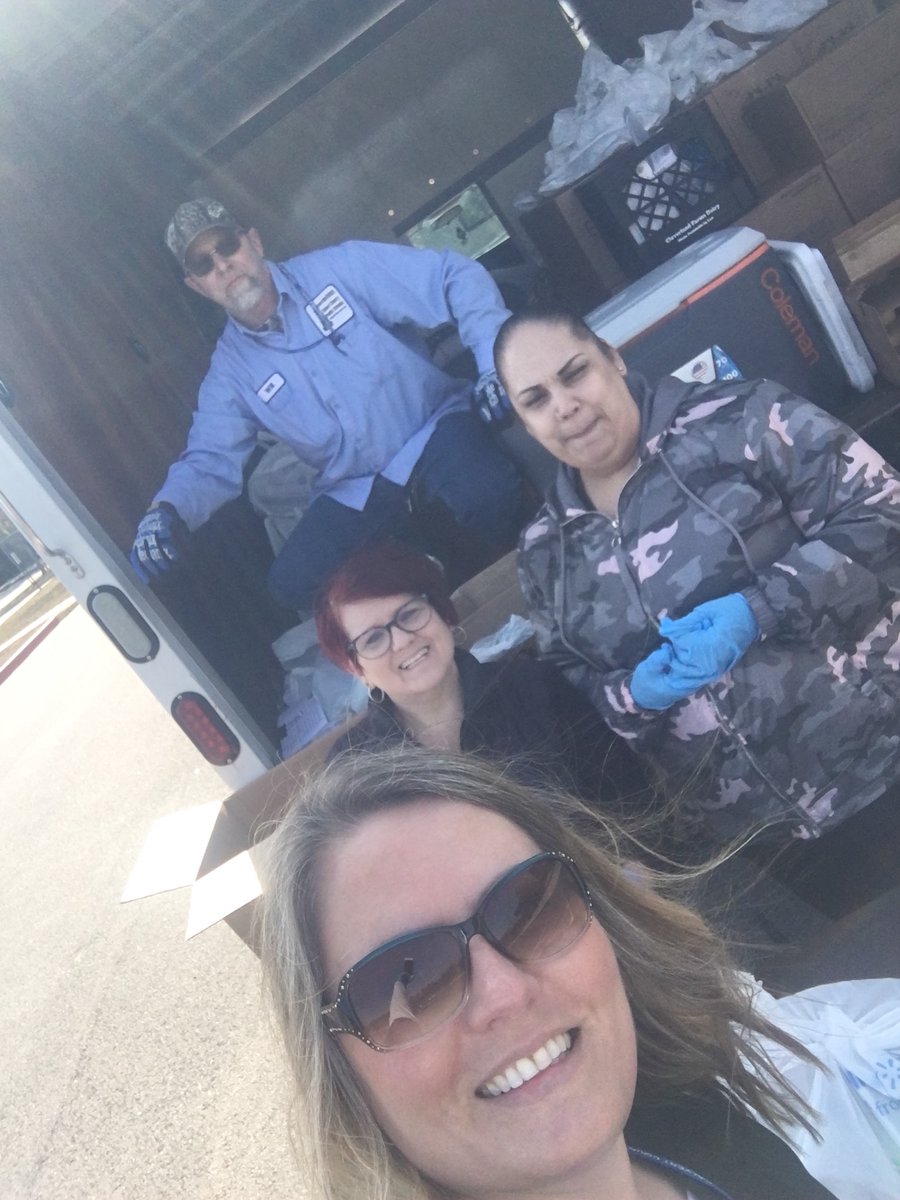 CCPS_Nutrition's tweet photo. Almost 300 free Grab 'n Go meal kits provided to over 100 families today at CHS, SMS and PHS!! All 3 sites will be open again (11:00am -12:00pm) tomorrow, Friday and every day next week! https://t.co/6aBl8rK8Te