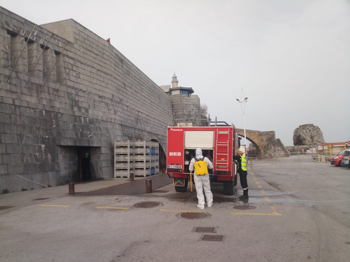 DelegGobCANT's tweet photo. La @UMEgob concluye hoy su trabajo en #Cantabria tras haber realizado durante dos dias tareas de desinfección en varios municipios. Ahora ayudarán en otras CCAA. Muchas gracias por vuestra labor.
#EsteVirusLoParamosUnidos https://t.co/0hP2ARvttW
