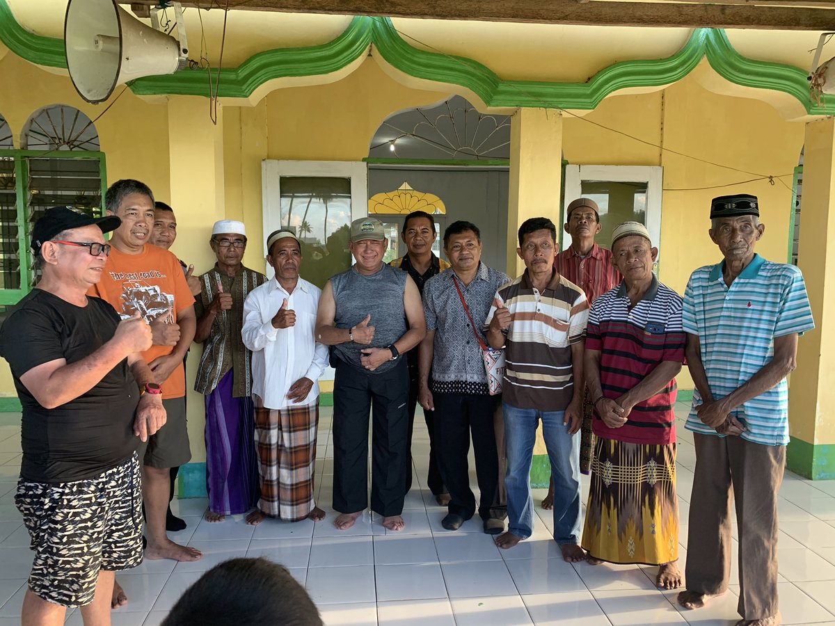CrazySams's tweet photo. Memberikan sumbangan ke Masjid di Riung Kab Ngada Flores #riung #ioxmalo2020 https://t.co/n2W0XiaotL