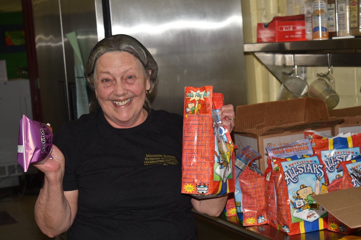 DrCederickEllis's tweet photo. Thanks to the McComb School District Child Nutrition Department for preparing curb-side, grab-and-go meals to all children ages 0-18, including those who do not attend the McComb School District amid COVID-19.
#ItsComeBackTime https://t.co/q6Dx5qCi9r