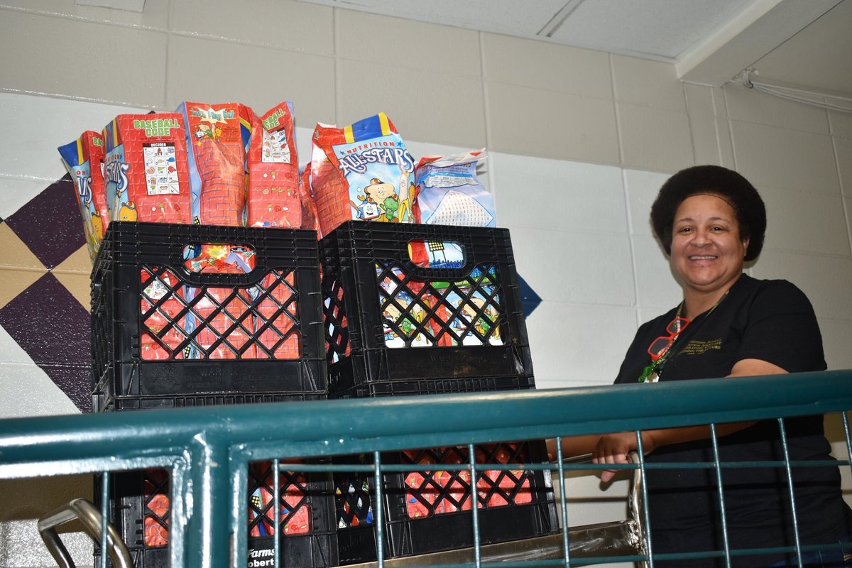 MSD5720's tweet photo. Thanks to the McComb School District Child Nutrition Department for preparing curb-side, grab-and-go meals to all children ages 0-18, including those who do not attend the McComb School District amid COVID-19.
#ItsComeBackTime https://t.co/5NUNTic2kL