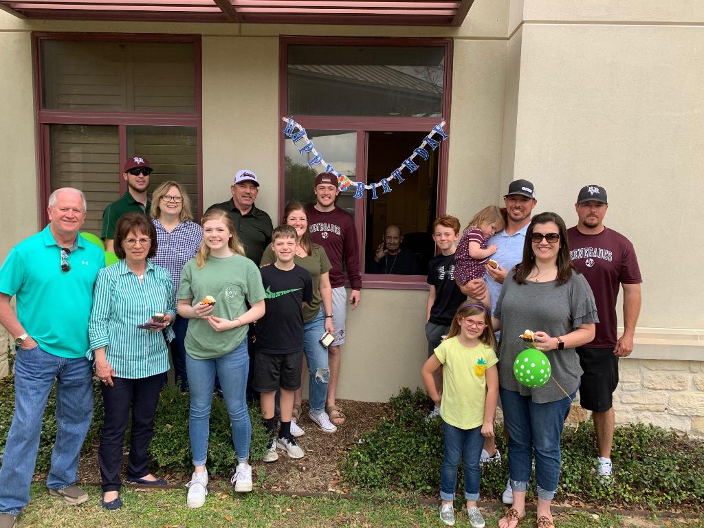 StJoseph_Health's tweet photo. Yesterday was a patient’s birthday at one of our assisted living facilities. But due to current visitation policies, his family couldn't come inside to celebrate — so they brought the party right outside his window! https://t.co/lNTqHiUcaF