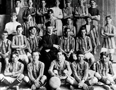 cuervogimenez79's tweet photo. A sugerencia de @nadadek, comparto la primera entrega de mi libro "Veinte Relatos cuervos". El 1 de abril terminaría la cuarentena, justo el día de la fundación de @SanLorenzo 
Las malas ya van a pasar, pero el ciclón es eterno.
https://t.co/cf4PWTFOA3

#VeinteRelatosCuervos https://t.co/Rl8LBs8Odg