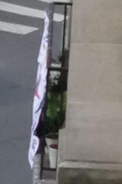 bruno_salomon's tweet photo. Juste comme ça... petite histoire de confinement sur Paris ❤ aujourd'hui mon fiston et sa maman ont décidé d'inviter les habitants de leur quartier à mettre des mots doux sur tous les balcons (les voisins commencent à jouer le jeu = fun) fier de toi #ResterChezVous😊 https://t.co/u7xmfMHcYi