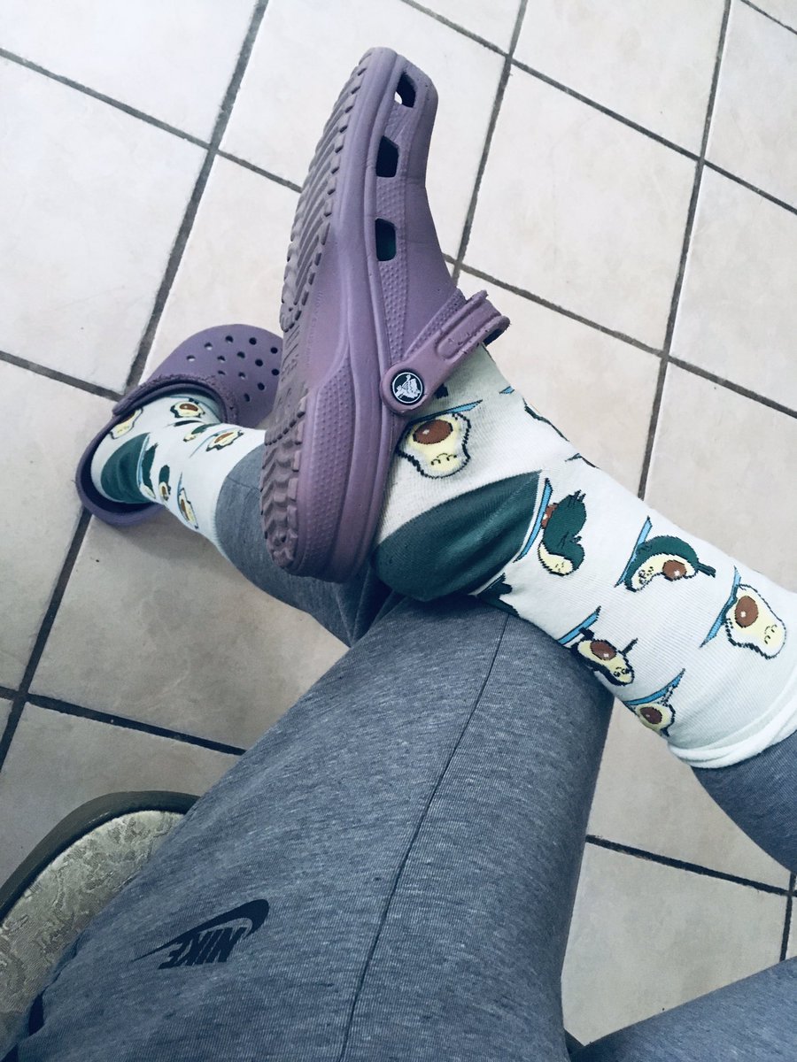 lucymatz's tweet image. #FlexFromHome 🧦 👟 👖 

Thanks for your efforts to help donate meals to @FeedingAmerica, @stockx !!!

cc: @GoodLuckSock, @Crocs, @Nike / @_JoeyC_, @cavs 
❤️ 🥑