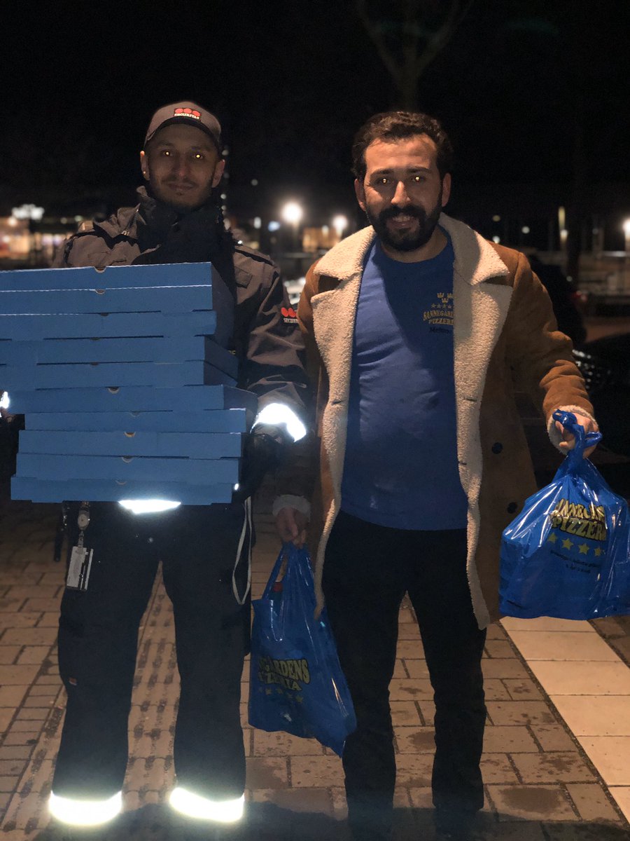 emmalukic1's tweet photo. Kvällens hjältar, Sannegårdens Pizzeria! Vi som jobbar är oändligt tacksamma över alla som tänker på oss! Vi känner stödet! ❤️ https://t.co/31SxdvUjvn