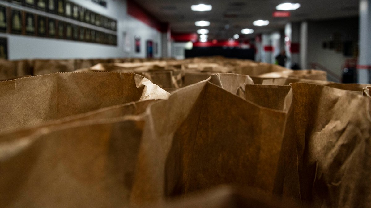 HSDistrict211's tweet photo. 6,000 more bags packed at @PalatineHS and @HoffmanHS for tomorrow's meal pick-up.  For information about the pick-up visit https://t.co/G8LDAFq1QW https://t.co/KDiWNBLjgr