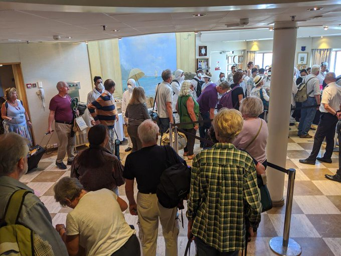 RogelioSierraD's tweet photo. Se desarrolla con admirable organización y disciplina la operación de  traslado de los turistas británicos a bordo del MS Braemar. Como dijera #Fidel, solidaridad con hechos, no con bellas palabras. Orgullo y satisfacción de cumplir con nuestro deber humanista #CubaSalva #COVID19 https://t.co/euKT6jGr5P