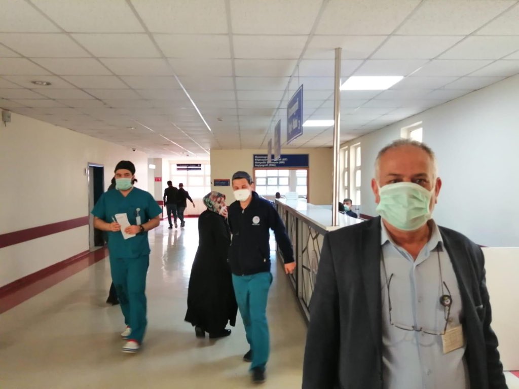 profaligur's tweet photo. Üniversite Hastanemiz, bir taraftan vatandaşlarımıza rutin hizmetleri sunarken diğer taraftan COVID 19 la mücadele kapsamında tedbirlerini alıyorlar. Panik yapmadan tedbirlerimizi alarak el birliği ile   başaracağız. Tüm sağlık çalışanlarımıza ve yardımcı personellere teşekkürler https://t.co/DPWzv1jHvT