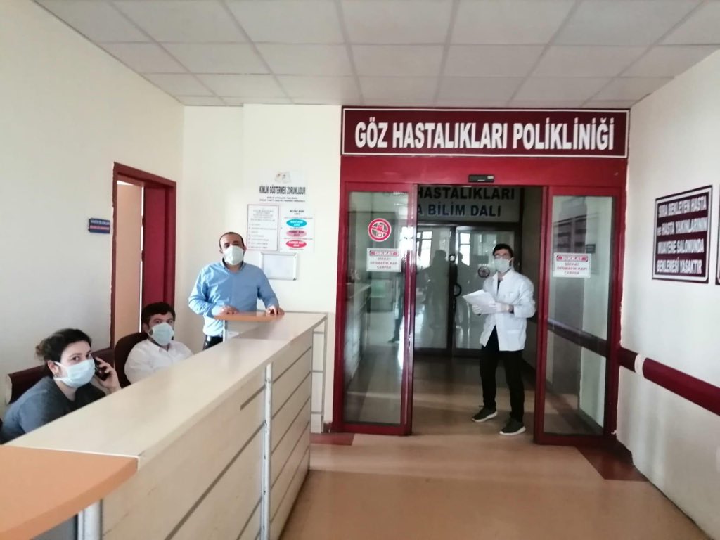 profaligur's tweet photo. Üniversite Hastanemiz, bir taraftan vatandaşlarımıza rutin hizmetleri sunarken diğer taraftan COVID 19 la mücadele kapsamında tedbirlerini alıyorlar. Panik yapmadan tedbirlerimizi alarak el birliği ile   başaracağız. Tüm sağlık çalışanlarımıza ve yardımcı personellere teşekkürler https://t.co/DPWzv1jHvT