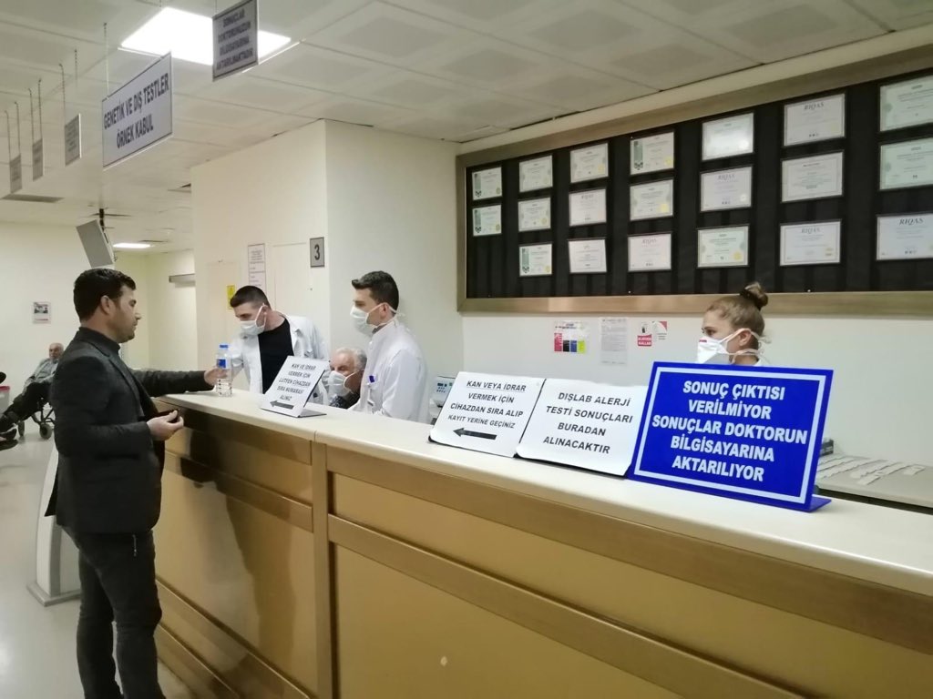 profaligur's tweet photo. Üniversite Hastanemiz, bir taraftan vatandaşlarımıza rutin hizmetleri sunarken diğer taraftan COVID 19 la mücadele kapsamında tedbirlerini alıyorlar. Panik yapmadan tedbirlerimizi alarak el birliği ile   başaracağız. Tüm sağlık çalışanlarımıza ve yardımcı personellere teşekkürler https://t.co/DPWzv1jHvT