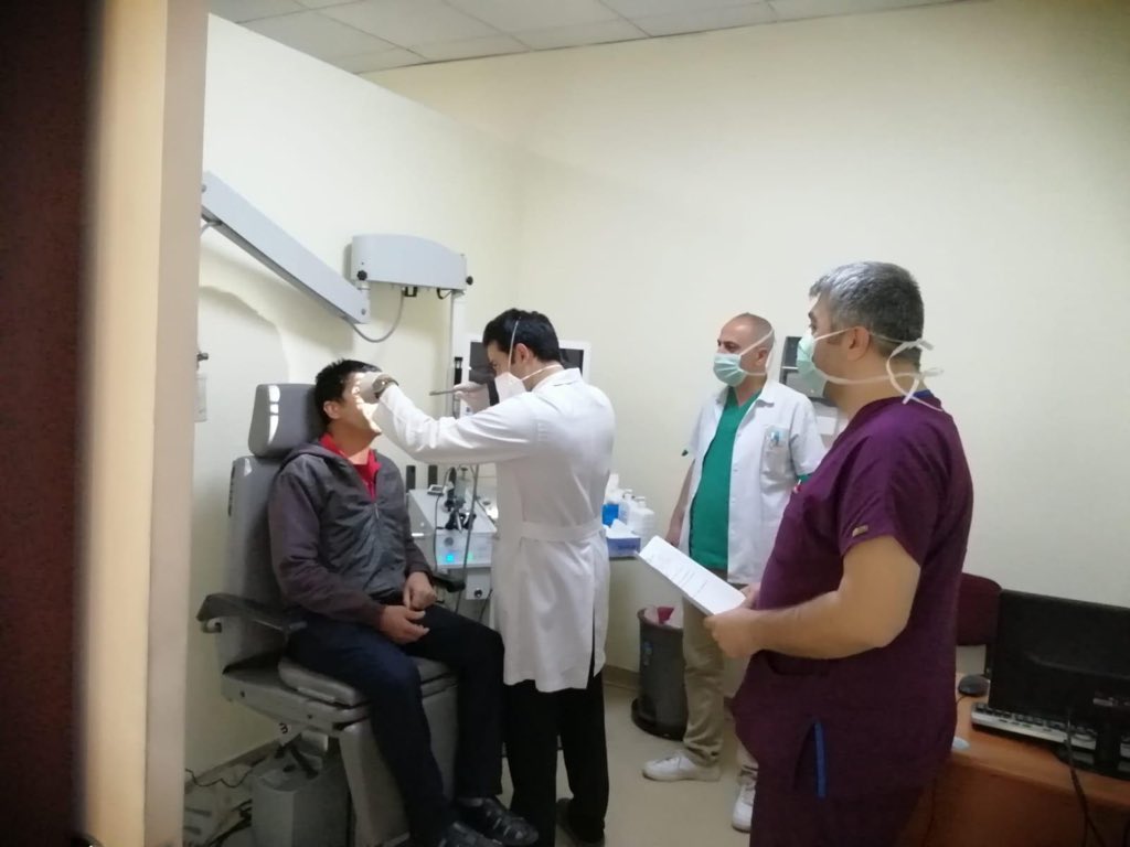 profaligur's tweet photo. Üniversite Hastanemiz, bir taraftan vatandaşlarımıza rutin hizmetleri sunarken diğer taraftan COVID 19 la mücadele kapsamında tedbirlerini alıyorlar. Panik yapmadan tedbirlerimizi alarak el birliği ile   başaracağız. Tüm sağlık çalışanlarımıza ve yardımcı personellere teşekkürler https://t.co/DPWzv1jHvT