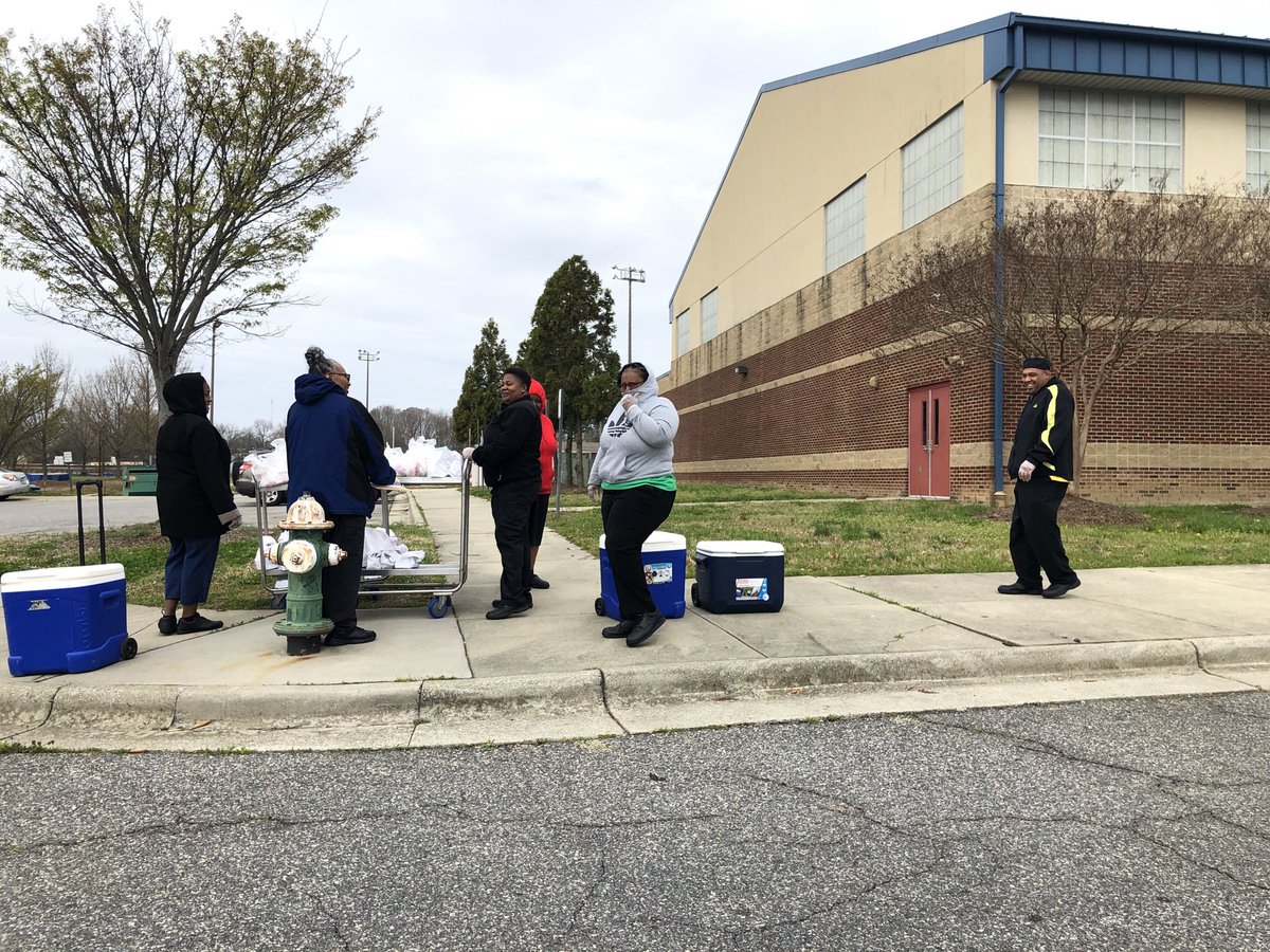 Lunch was served curbside today by our dedicated cafeteria staff at ⁦@thehairston⁩ from 11am-12pm! #WatchUsBeGreat #GCSfeedingsite ⁦<a href="/CEBSmith6595/">Courtney E Blake</a>⁩ ⁦<a href="/NiciaGeorge/">Nicia George</a>⁩ ⁦<a href="/kevinlmcrae/">K. McRae</a>⁩ ⁦<a href="/GCSchoolsNC/">Guilford Co. Schools</a>⁩