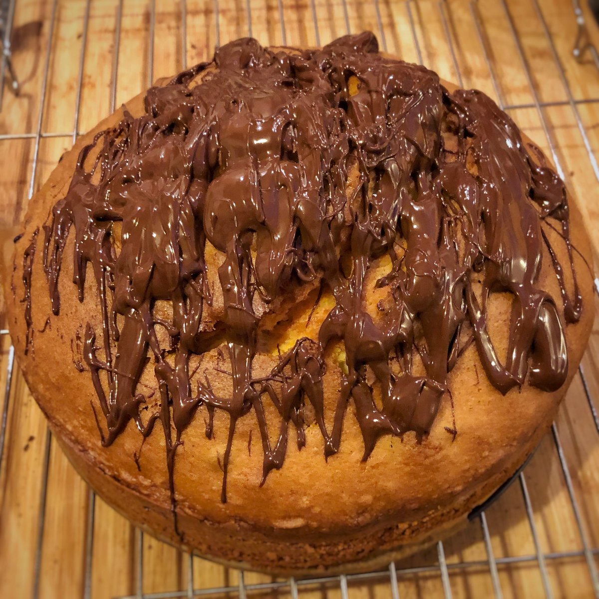 bryony_jameson's tweet image. Today has been spectacularly rubbish. Being unwell and stuck indoors needed cake. So I decided to bake this Orange &amp;amp; chocolate cake using the super easy mix from @Wrightsbaking. Cake will fix everything. 🍰🍊🍫👩🏻‍🍳 #selfisolationbaking #twitterbakealong
