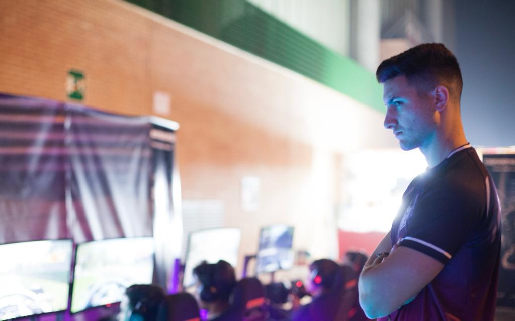 [🎙️ANUNCIO🎙️]

A partir de mañana y todos los jueves empieza #JuevesTrasLaPista, un espacio donde conoceremos a los pilotos y streamers representativos de cada simulador. 

El primer invitado es @AlvaroAznarF1 que estará a las 18:30h.

¿Dónde?
👇👇👇
twitch.tv/oscar_ruiz_gt